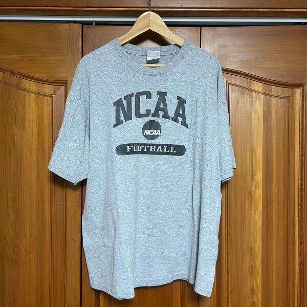 チャンピオン製ボディー NCAA FOOTBALL 染み込みプリントTシャツ XL 袖目無し