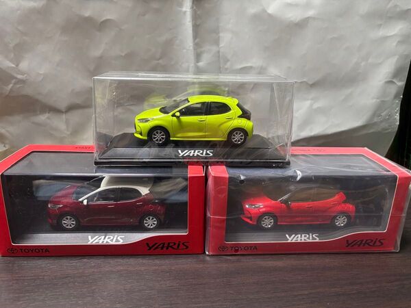 ヤリス カラーサンプル 3台 サーモテクトライムグリーン ホワイト×センシュアルレッドマイカ ブラック×コーラルクリスタルシャイン