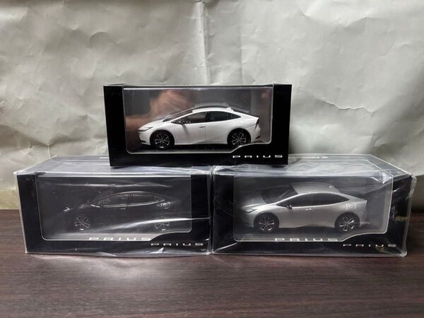 新型プリウス カラーサンプル ミニカー 3台セット シルバーメタリック プラチナホワイトパール アティチュードブラックマイカ