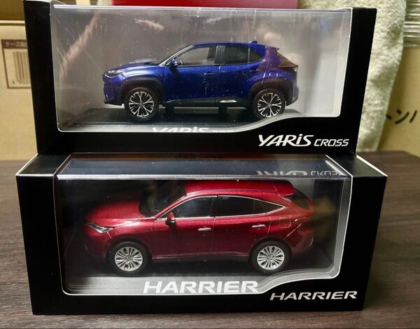 ヤリスクロス(ダークブルーマイカメタリック) & ハリアー(センシュアルレッドマイカ) カラーサンプル シュリンク未開封