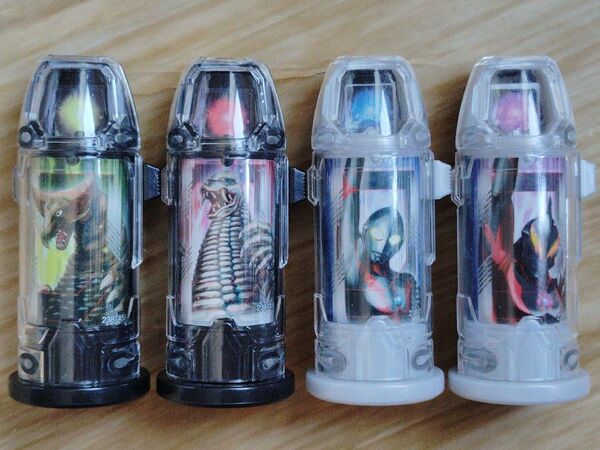 DXウルトラカプセル DXジードライザーに付属のウルトラマンカプセル、ベリアルカプセル、ゴモラカプセル、レッドキングカプセル