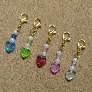 ハンドメイドビーズチャーム☆ハート5個セット①☆青黄緑赤ピンク白