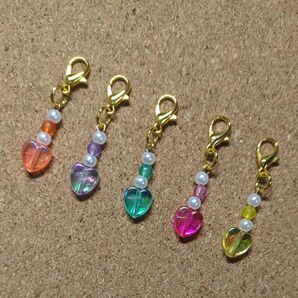 ハンドメイドビーズチャーム☆ハート5個セット②☆オレンジ薄紫エメラルド濃いピンク黄色