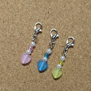 ハンドメイドビーズチャーム☆ハート3個セット☆ピンク青黄色