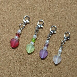 ハンドメイドビーズチャーム☆4個セット☆赤黄緑薄紫白