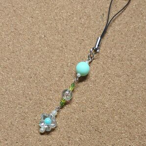 ハンドメイド ビーズストラップ☆黄緑☆花
