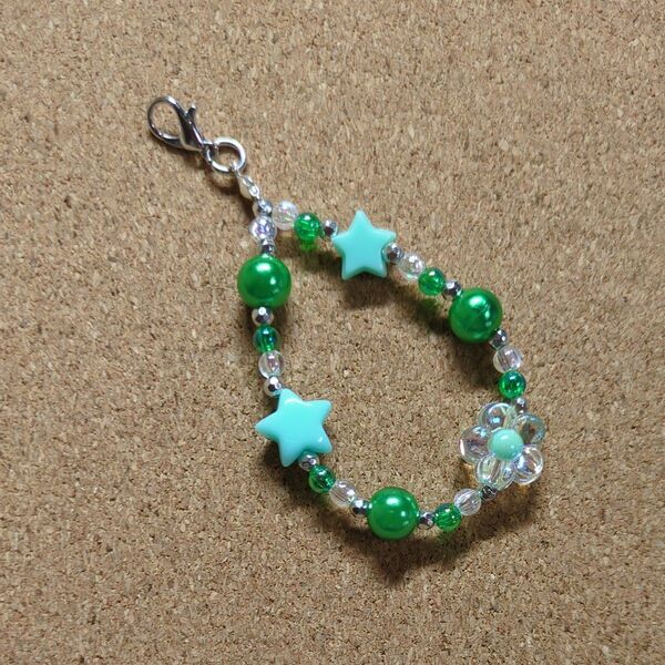 ハンドメイドビーズチャーム☆緑☆花星☆ファスナーチャーム・バッグチャーム・めじるしアクセサリー・たまごっちにも