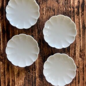 花型 ツヤホワイト小皿 4枚 オシャレ カフェ風 陶磁器 醤油皿 フルーツ皿 薬味皿