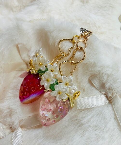 いちご イチゴ ハート 花 ゴールド ハンドメイド キーホルダー チャーム ストラップ