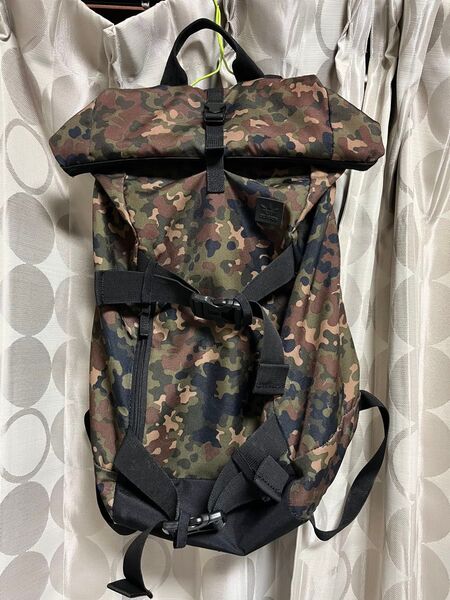 adidas カモフラージュ ロールトップリュック バックパック