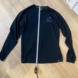 New Balance 長袖Tシャツ ブラック ロゴ入り