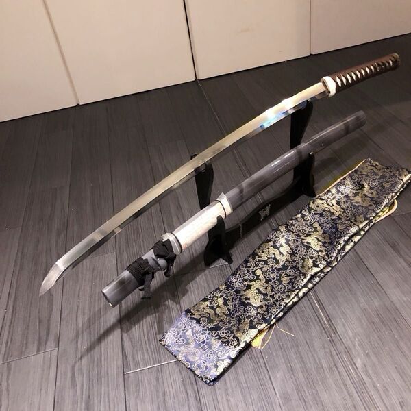 刃渡69.2cm 厚み8mmの大太刀 有乱刃紋 鍛肌 無銘 長脇差 刀身重みあり 金彩刀袋付き 日本刀 太刀 反り2.0cm