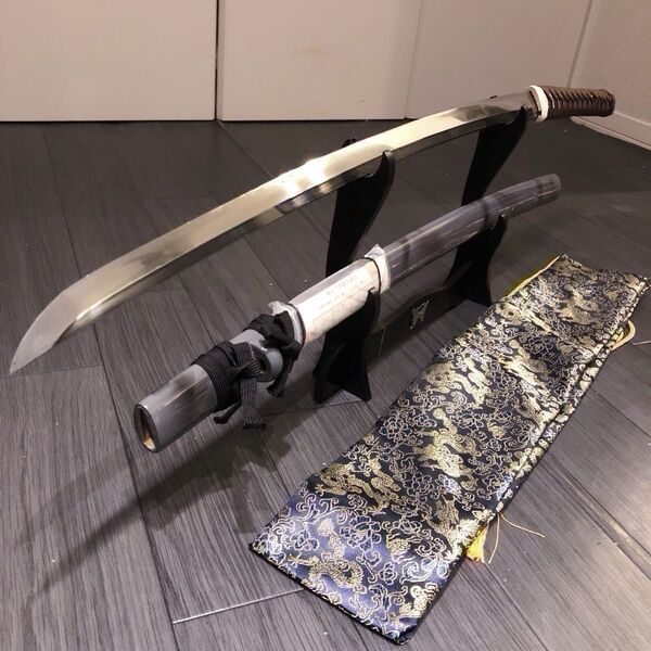 刃渡69.2cm 厚み8mmの大太刀 有乱刃紋 鍛肌 無銘 長脇差 刀身重みあり 金彩刀袋付き 日本刀 太刀 反り2.0cm