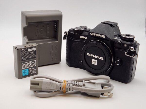 【8824ショット】OLYMPUS OM-D E-M5 Mark II ブラック ミラーレス一眼