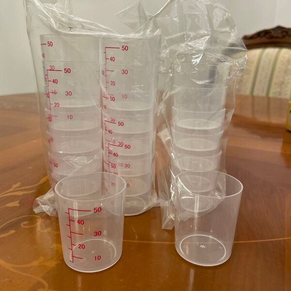 プラスチック製計量カップ 50ml 12個と計量メモリなしカップ6個