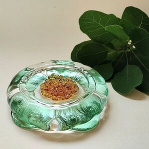 ガラスのペーパーウェイト花.グリーン
