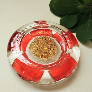ガラスのペーパーウェイト花.赤