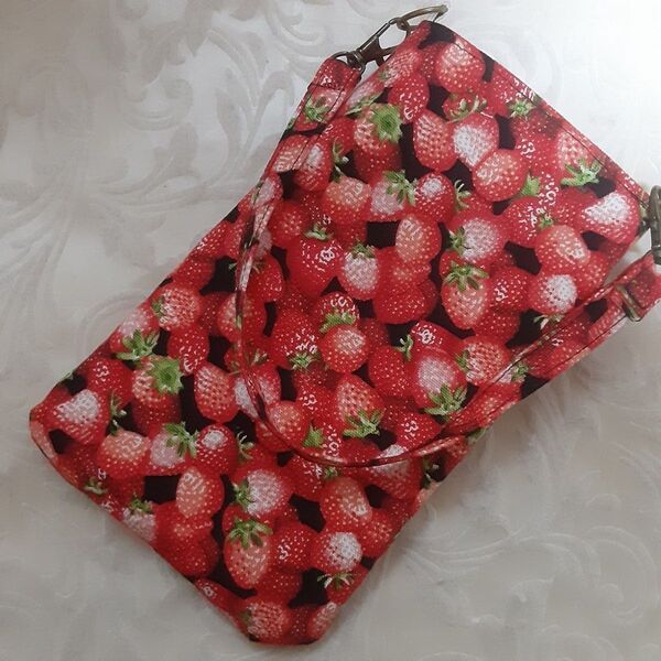 スマホポーチ小物入れ苺いちご ハンドメイド