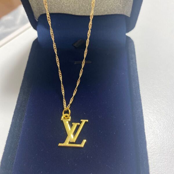 【人気】K18スクリューネックレス(18金刻印有り)ルイヴィトンペンダントトップゴールド(LV刻印有り)