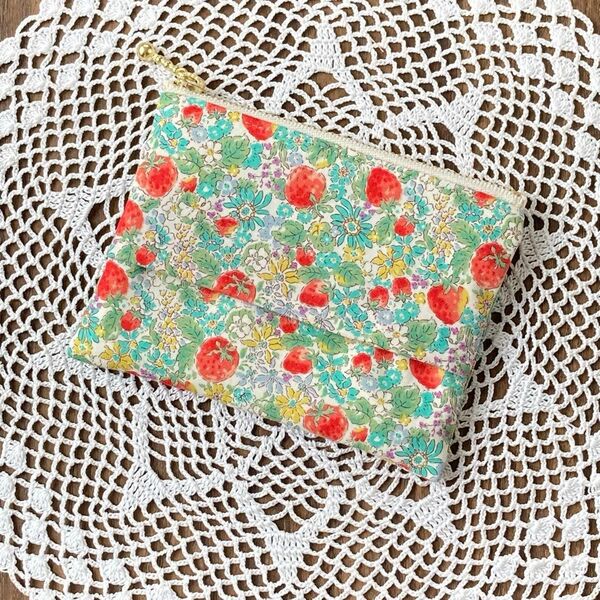 ポケットティッシュケース付きミニポーチ ハンドメイド いちごとお花 グリーン