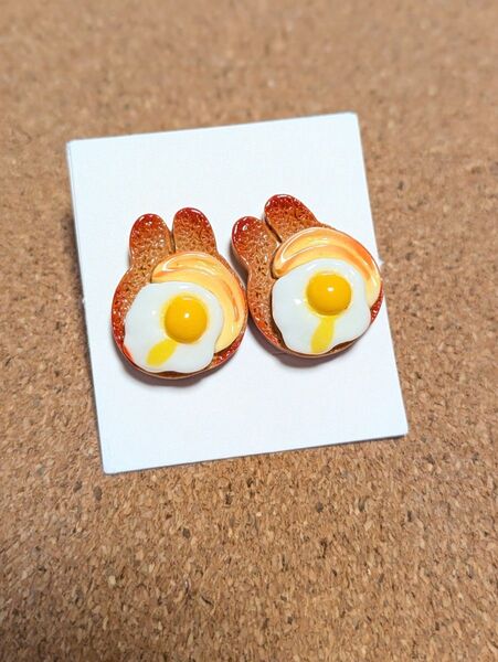 ハンドメイド ピアス うさぎパン 目玉焼き