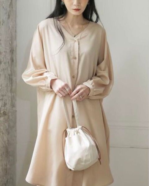【新品】UNE MANSION Vネックロングテール ノーカラーシャツワンピース