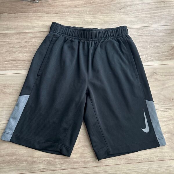 NIKE ハーフパンツ 半ズボン 黒 S ジュニア 130〜140㎝ ジャージ パンツ ナイキ