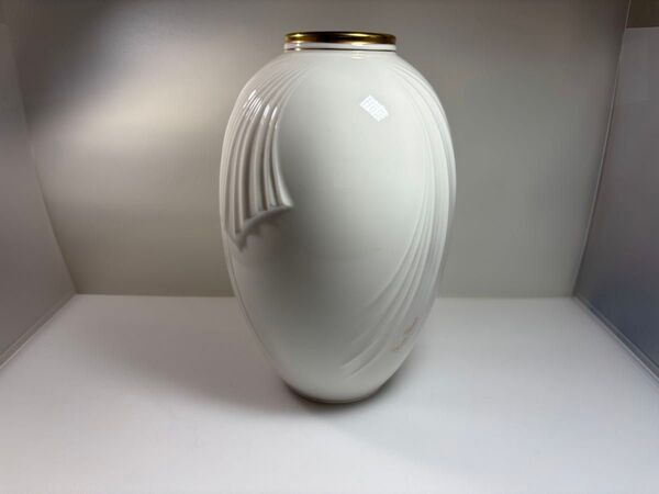 Nina Rich フラワーベース 白地に流線型のデザインに金縁の色付け 中古品 送料込