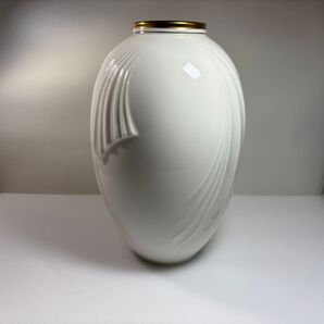 Nina Ricci フラワーベース 白地に流線型のデザインに金縁の色付け 中古品 送料込