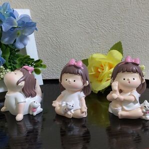 子ネコと一緒にヨガする女の子