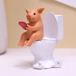 子豚さん トイレでスマホver 置物