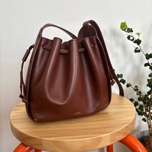 A.P.C. アーペーセー Courtney スモールバッグ ショルダーバッグ ショルダーバッグ レザー 巾着 ブラウン 斜め掛け