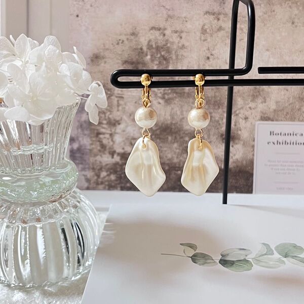 No.a277*ハンドメイド* コットンパールの花びらイヤリング ゴールド キスカ
