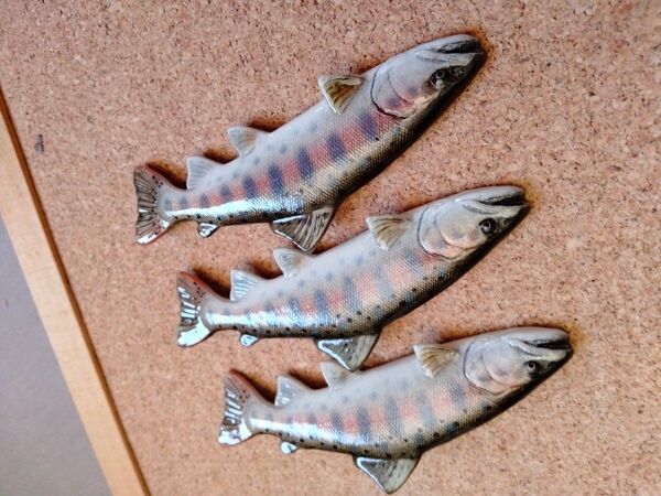 ハンドメイド 8.5cmヤマメ バッジ 鱒 釣り 魚釣り ブローチ 一つの価格です