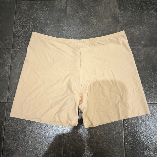 ベージュのショートパンツ ペチコート インナーショーツ