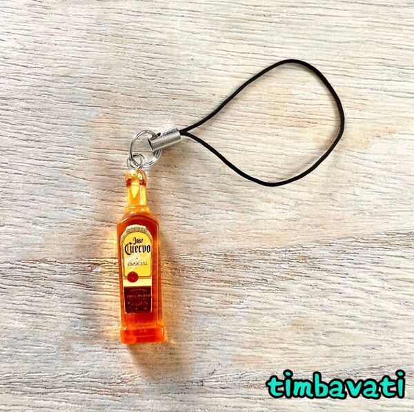 ☆新品☆【メキシコ】クエルボ ゴールド テキーラ 根付 ストラップ * Cuervo *ミニチュア ハンドメイド キーホルダー