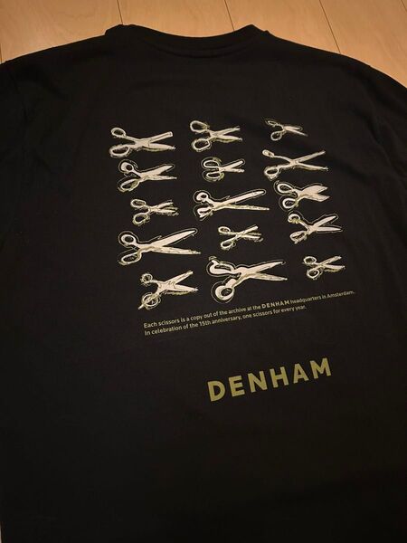 デンハム シザーロゴ グラフィックTシャツ 黒 半袖Tシャツ メンズ
