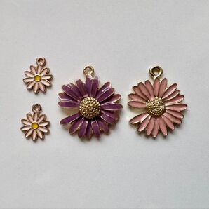 ★20日限定SALE★韓国☆4個セット☆お花 デイジー フラワー チャーム ピンク 紫 アクセサリー パーツ☆新品