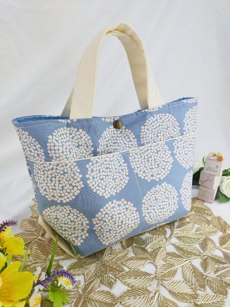 紫陽花が爽やかな三角マチのトートバッグ ハンドメイド トートバッグ ポケット アジサイ 梅雨 ミニトート ペールカラー ブルー