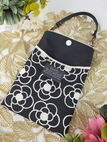 北欧風花柄のスマホショルダー ハンドメイド 北欧 スマホケース 椿 ポシェット ショルダーバッグ キャンバス カメリア ブラック