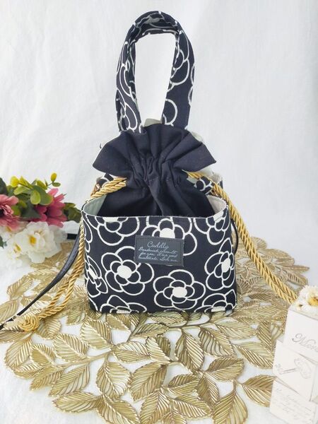 北欧風花柄の巾着ショルダーバッグ ハンドメイド 北欧 浴衣 巾着 カメリア 椿 巾着 巾着袋 キャンバス ブラック 夏祭り