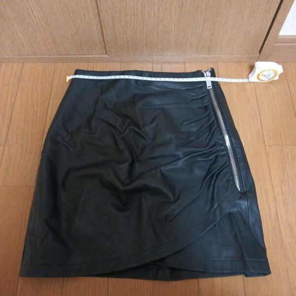 レザー風 ミニスカート 黒 サイドジッパー