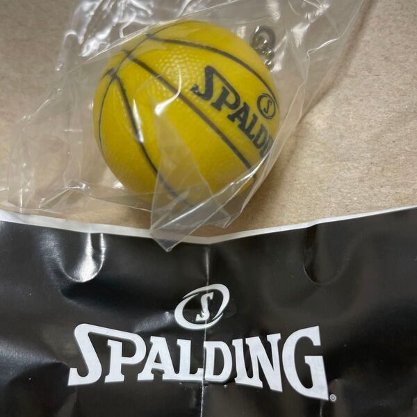SPALDING バスケットボールスイング ボールチェーン キーホルダー カプセルガチャガチャポン イエロースポルディング
