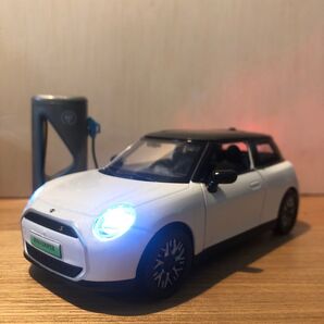 ミニクーパー ミニカー 1/28 白 All-Erectric Mini Cooper J01 新型 f66