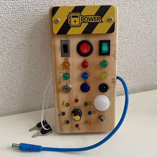 モンテッソーリ 幼児/赤ちゃん用ビジーボード 木製 LEDライトスイッチ 知育