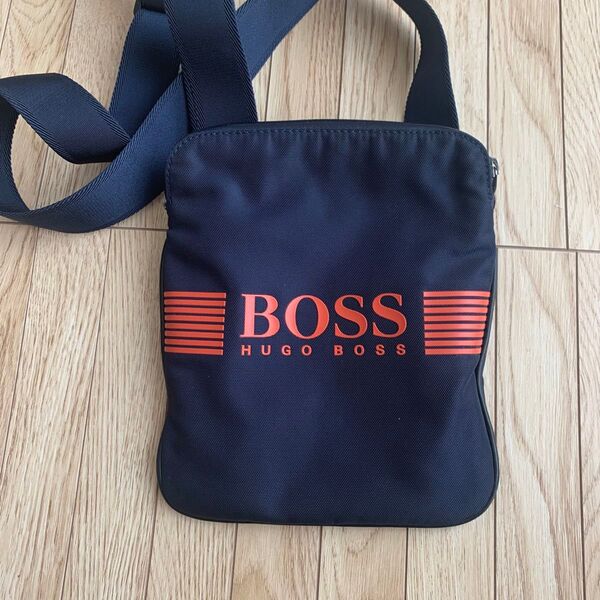 大谷 翔平選手のスポンサーHugo BOSSのショルダーバッグです。カジュアルな格好に合うと思います。傷・汚れ・破れは無いです。