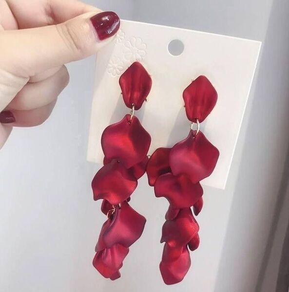 ピアス 花びら 薔薇 ロング デート 揺れる オシャレ 個性的 上品 大ぶり 存在感 ゴージャス 旅行 レッド ジャラジャラピアス
