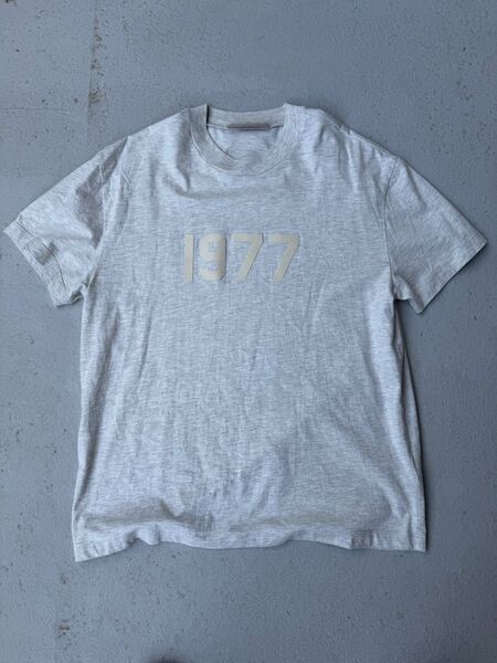 FEAR OF GOD FOG ESSETIALS エッセンシャルズ 1977ロゴ 半袖 Tシャツ Sサイズ