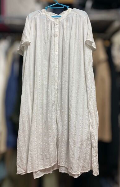 シャツワンピース しまむら Sweet Fleur おかだゆり 着痩せ 3L 半袖 白