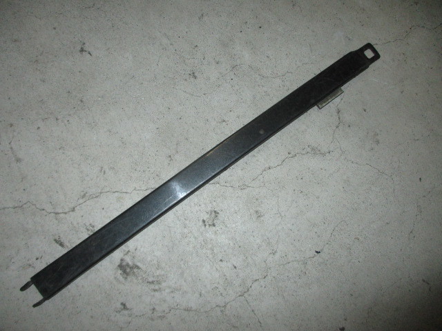 ■ベンツ W201 190E ライト下パネル 右 中古 2018890263 部